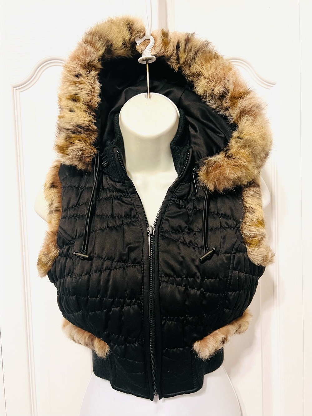 Guess Black Quilted/Puffy Hooded Vest-Tan Faux Fur Trim-Cropped Zip Up-X Small